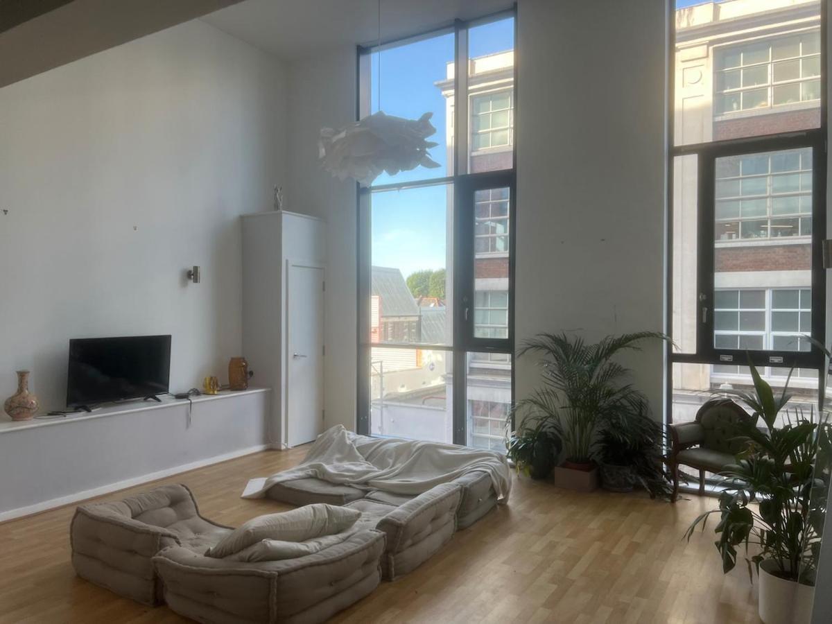 Bright And Spacious Loft Style Apartment *